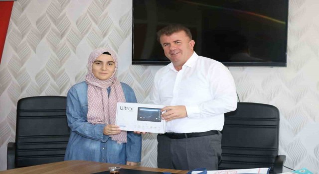 Müdür Aşçı, YKSde Türkiye derecesi yapan öğrenciyi tebrik etti