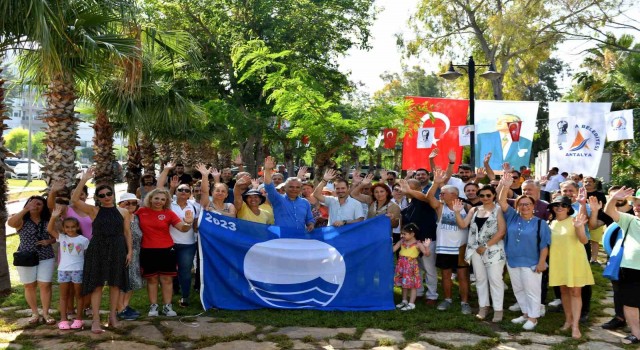 Muratpaşanın plajlarının mavi bayrakları teslim edildi