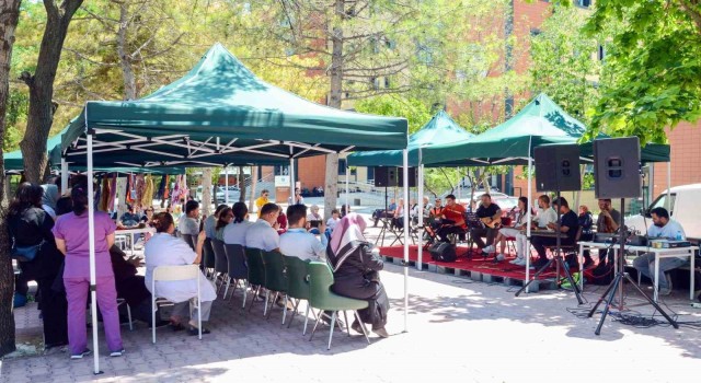 NEÜde kanser tedavisi gören hastalara moral etkinliği