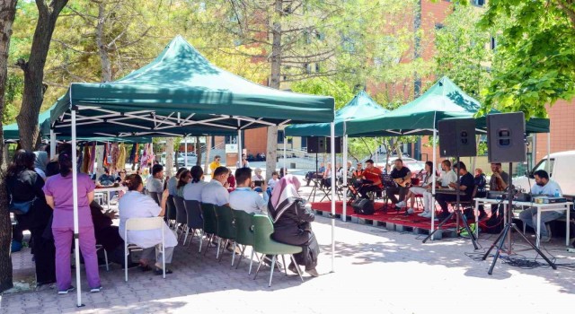 NEÜde kanser tedavisi gören hastalara moral etkinliği