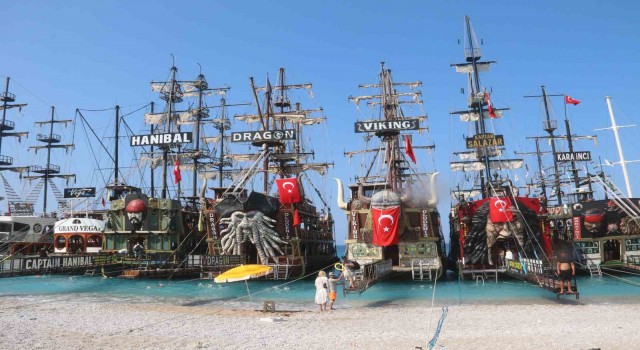 Ölüdenizde tekneciler çifte bayram kutladı