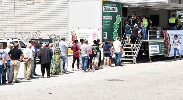 Osmaniye Belediyesi vatandaşlara aşure ikram etti