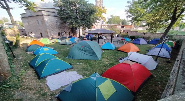 Otellerde yer bulamayan güreş sevdalıları, meydanlarda çadırlarda uyudu