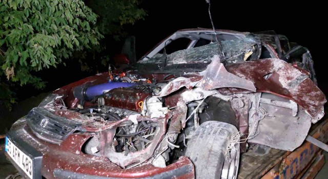 Otomobil köprünün korkuluklarına çarptı: 1i ağır 3 yaralı