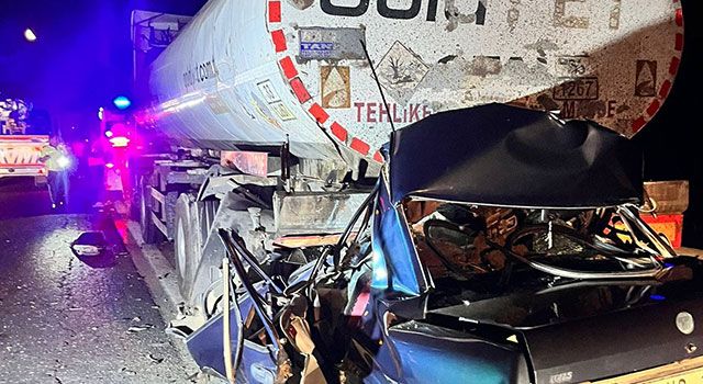 Otomobil Tankerin Altına Girdi, 3 Kişi Yaşamını Yitirdi