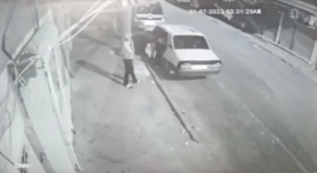 Otomobilin kapısını açıp içindeki malzemeleri çaldılar