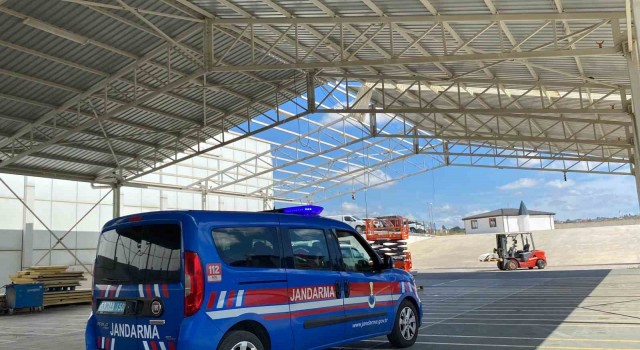 Otopark sundurmasından beton zemine düşen işçi yaralandı