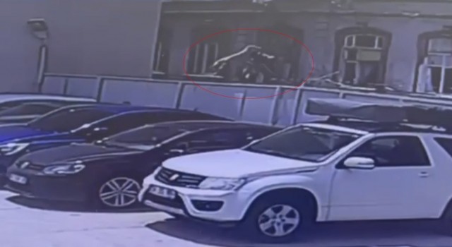 Taksimde Fransız turist 3üncü kattan düştü