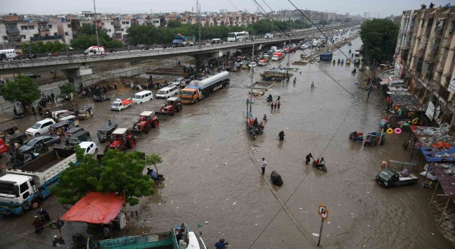 Pakistanda sel: Araçlar suya gömüldü