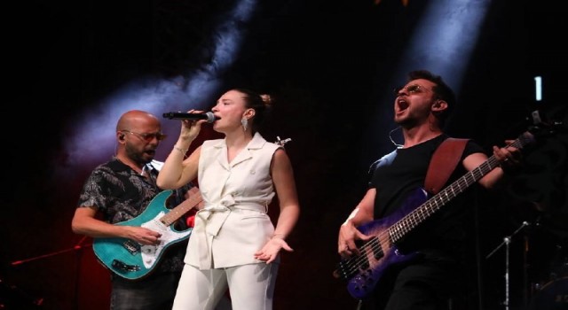 Pop müziğin sevilen ismi Irmak Arıcı Bayburtlulara unutulmaz bir gece yaşattı