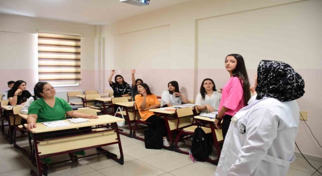 Şahinbeyde ev hanımları ve öğrenciler İngilizce öğreniyor
