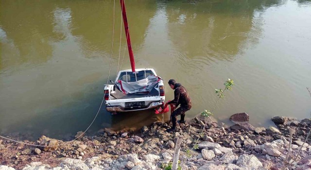 Sakarya Nehrine düşen kamyonet 3 gün sonra çıkartıldı