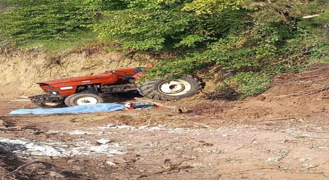 Şarampole devrilen traktörün sürücüsü yaşamını yitirdi