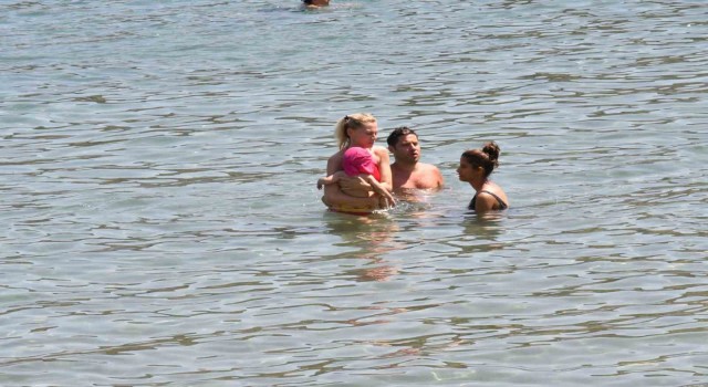 Seray Sever'in çocuklarıyla deniz keyfi