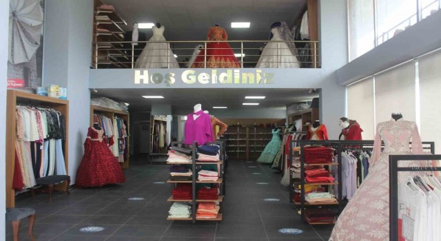 Tekkeköyde gelinlik ve damatlıklar Hayır Çarşısından