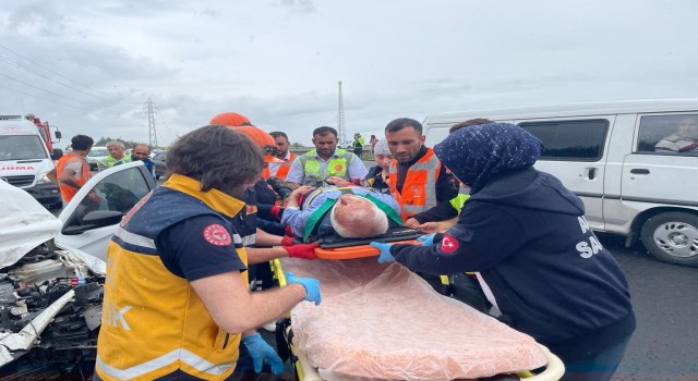 TEM Otoyolunda çalışma yapan karayolları aracına otomobil çarptı: 3 yaralı