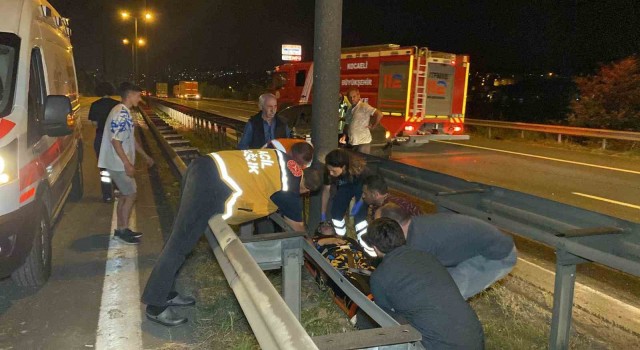 TEMde tırdan devrilen yüklere otomobil çarptı, trafik felç oldu: 3 yaralı
