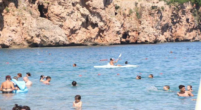 Termometreler 44 dereceyi gösterdi, sıcaktan bunalan kendini Akdenize attı