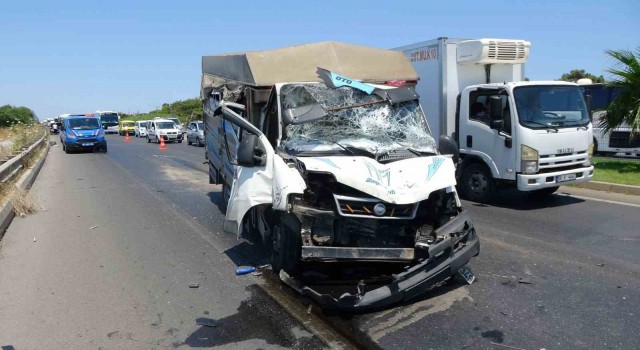 Tıra arkadan çarpan kamyonet sürücüsü yaralandı