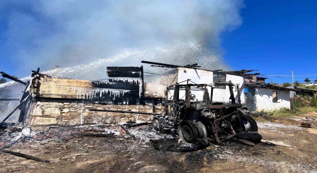 Traktörde çıkan yangın evi küle çevirdi