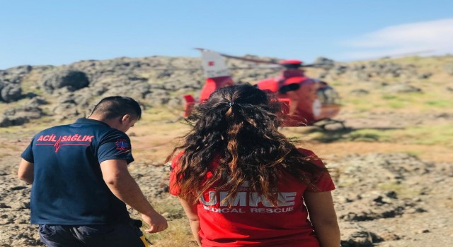 Tuncelide düşen vatandaş, ambulans helikopterle hastaneye kaldırıldı