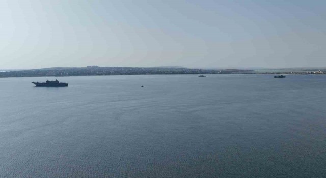 Türk savaş gemileri IDEF için Büyükçekmecede