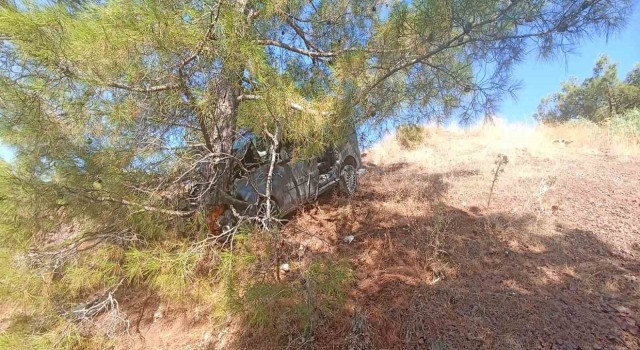 Uçuruma düşen araç, ağaca çarparak durdu