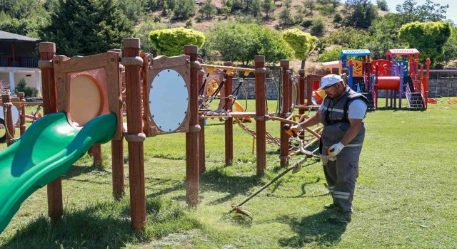 Uşak Belediyesinin bakım ve temizlik çalışmaları hız kesmeden devam ediyor