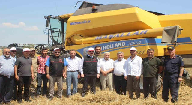 Uşak Valisi Dr. Turan Ergün buğday hasadı programına katıldı