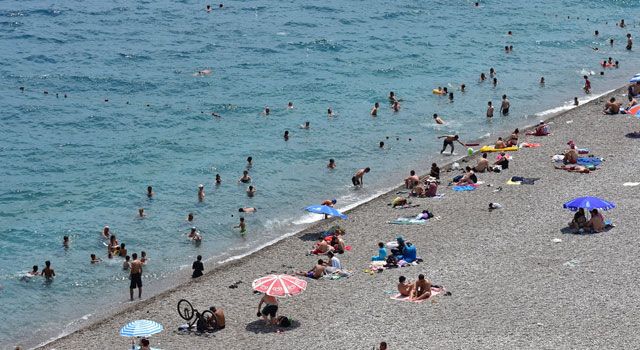 Vatandaşlar ve Turistler Sahilleri Doldurdu