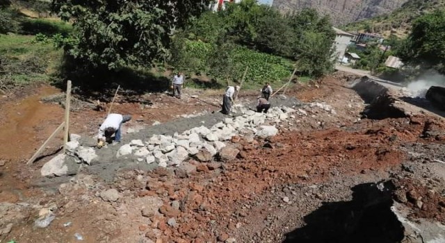 Yağışlardan dolayı yıkılan duvar yapılmaya başlandı