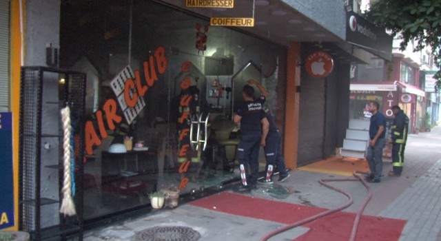 Yangında ‘Duman isimli kedi itfaiye erleri tarafından kurtarıldı