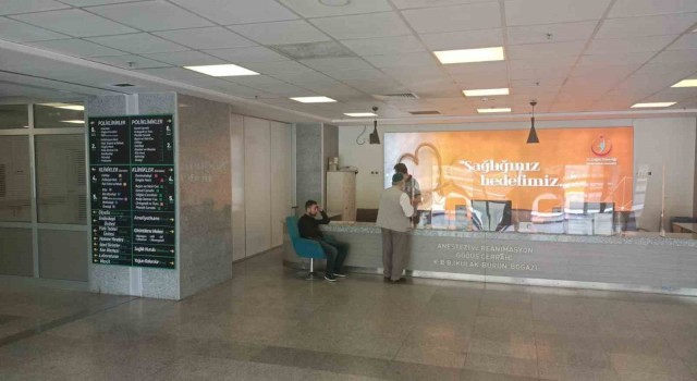 Yardım isteyen görme engelli vatandaşı hastaneye götürdüler