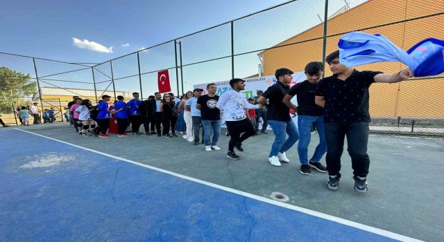 Yüksekovada yaz spor okulları halaylarla başladı