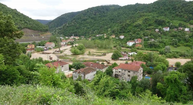 Zonguldakta Ilıksu deresi taştı, karayolunda heyelan meydana geldi