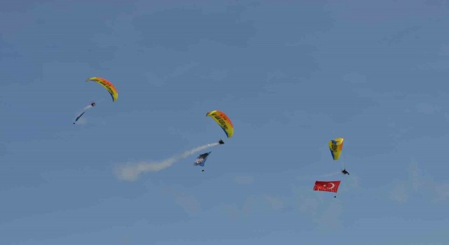 2. THK Havacılık Festivali yamaç paraşütü gösterisi ile başladı