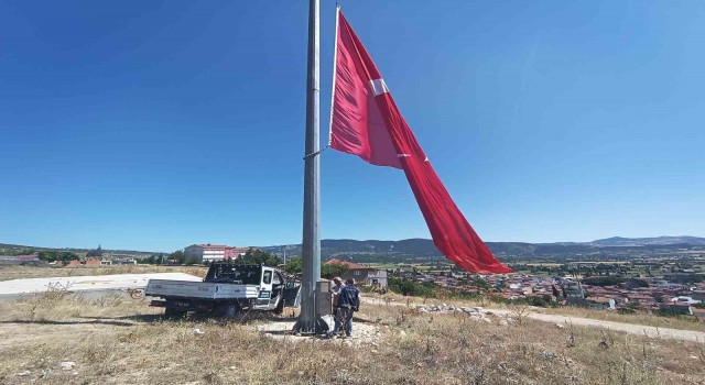 30 metre yükseklikte dalgalanan Türk bayrağı yenilendi