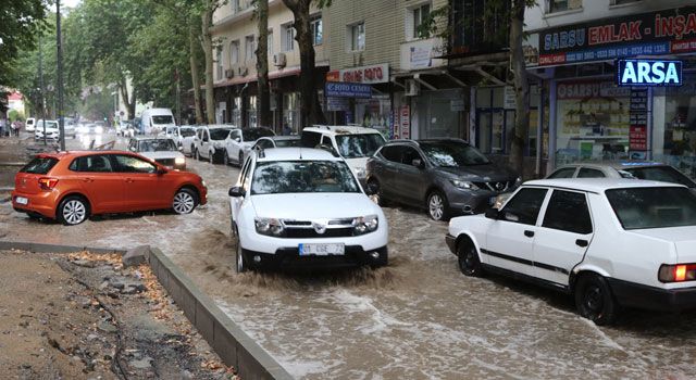 Adana'da sağanak günlük hayatı olumsuz etkiledi