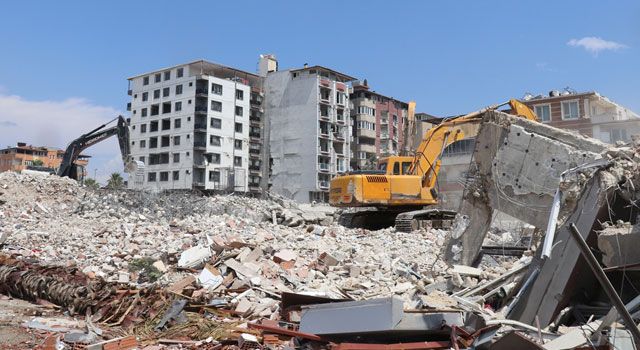Ağır Hasarlı Binaların Yıkım Çalışmaları Devam Ediyor