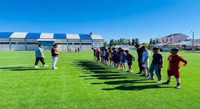 Ağrıda GSB Spor Okulları projesi kapsamında öğrencilere spor eğitimi veriliyor
