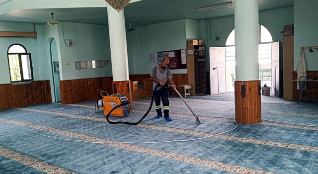 Akdeniz Belediyesi camileri, parkları, okulları ve düğün salonlarını temizliyor