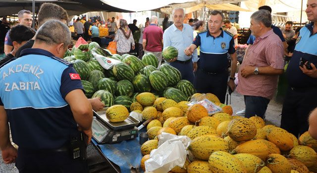 Akdeniz Belediyesi Zabıtaları, Semt Pazarlarında Denetim Yapıyor