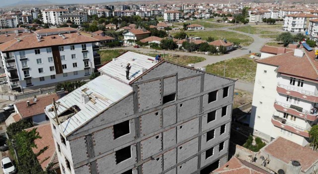 Aksarayda 5 katlı binanın çatısında ölüme meydan okurcasına çalıştılar