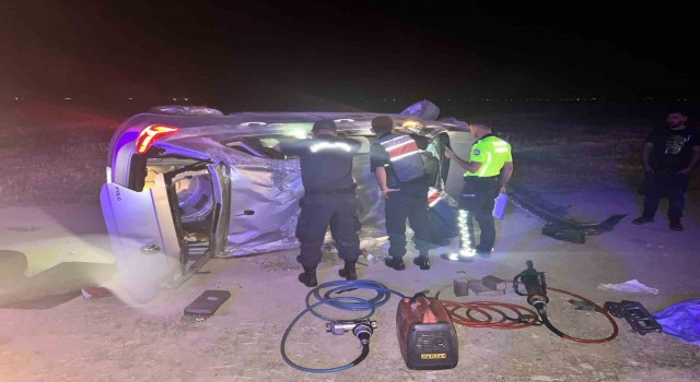 Aksarayda otomobil traktöre çarptı: 3 yaralı