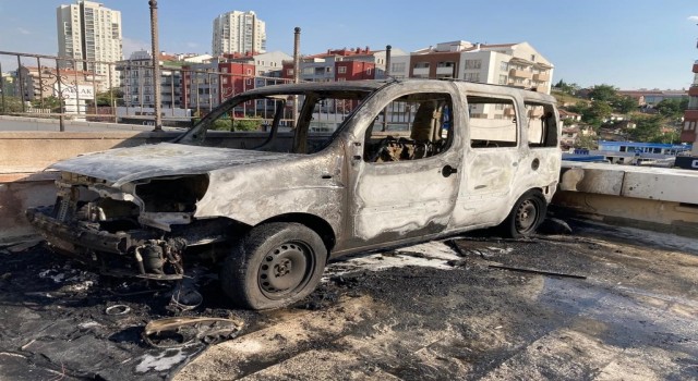 Ankarada korkutan yangın: Otomobil alev topuna döndü