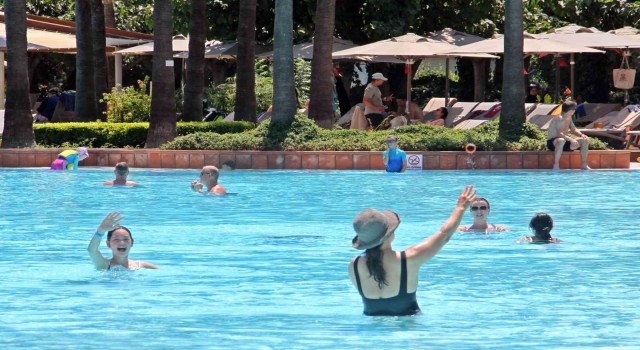 Antalyada havuzlar denetlenip numune alınıyor