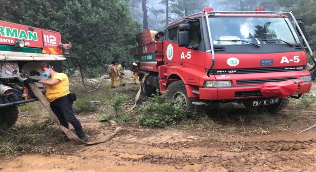 Antalyada orman yangınına 450 kişilik ekiple müdahale ediyor