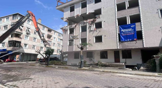 Avcılarda kentsel dönüşüm çalışmasında 1999uncu binanın yıkımına başlandı