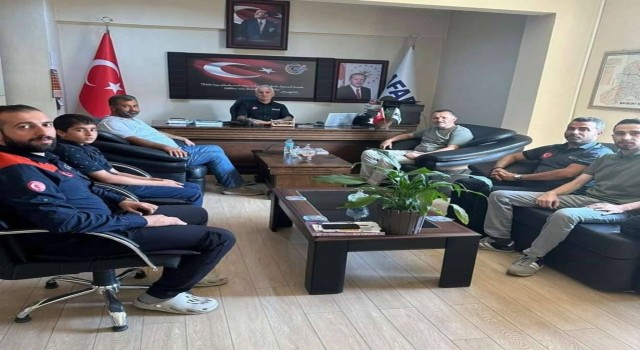 Aylar sonra kendisini kurtaran Bayburt AFAD ekibine tatlı ulaştırdı