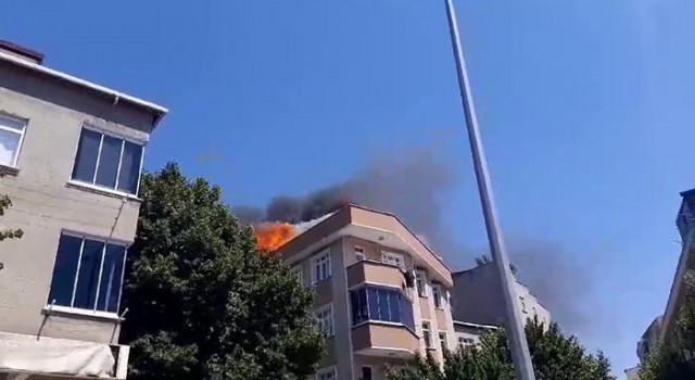 Bağcılarda 3 katlı binanın çatısı alev alev yandı